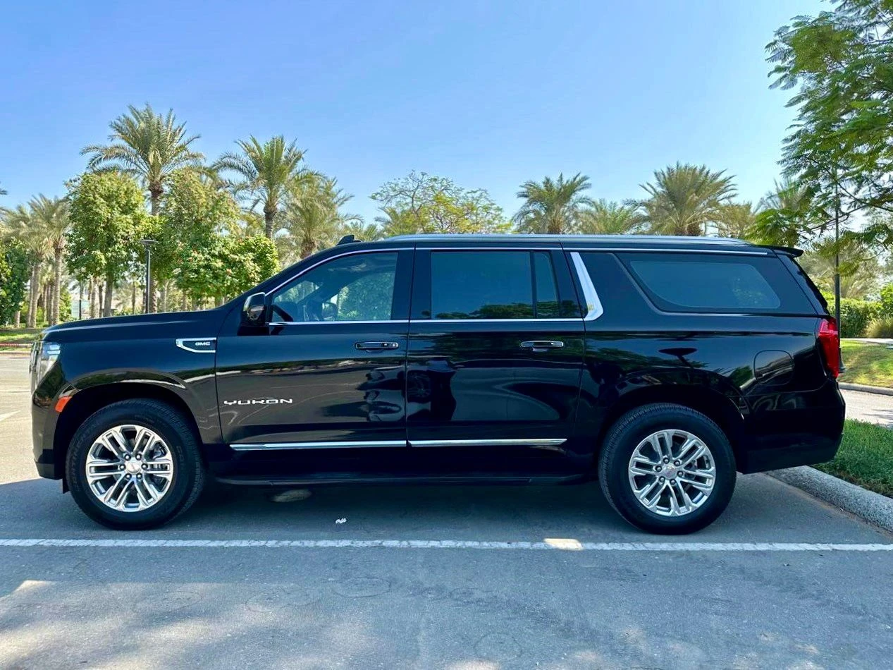 GMC-Yukon-07-seater-side