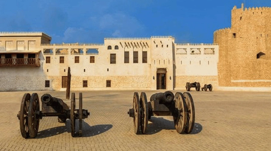 sharjah-fort-al-hisn-courtyard-cannons